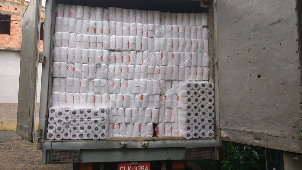 Caminhão da GPEL sendo carregado com produtos