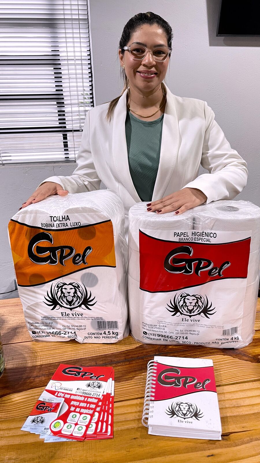 Gilcilene Lima, proprietária da GPEL, com os produtos da fábrica